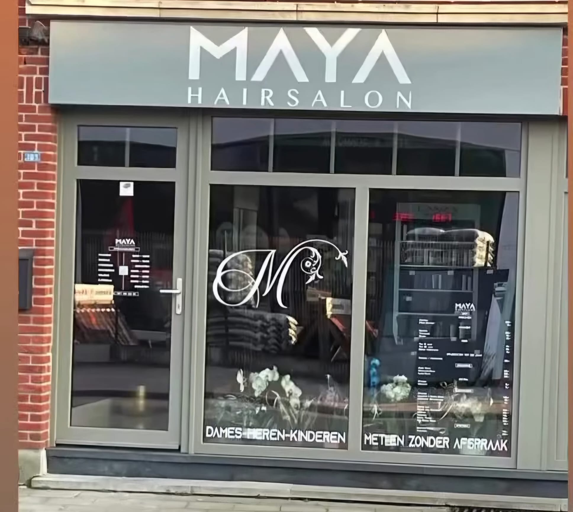 De gevel en ingang van Hairsalon Maya aan de Steenweg op Aalst in Opwijk